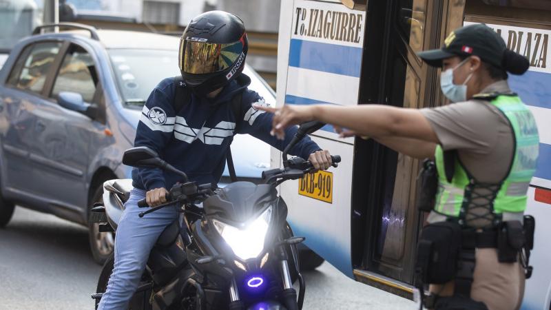 Motociclistas fueron multados por invadir ciclovía en la Av. Universitaria | Radio Nacional